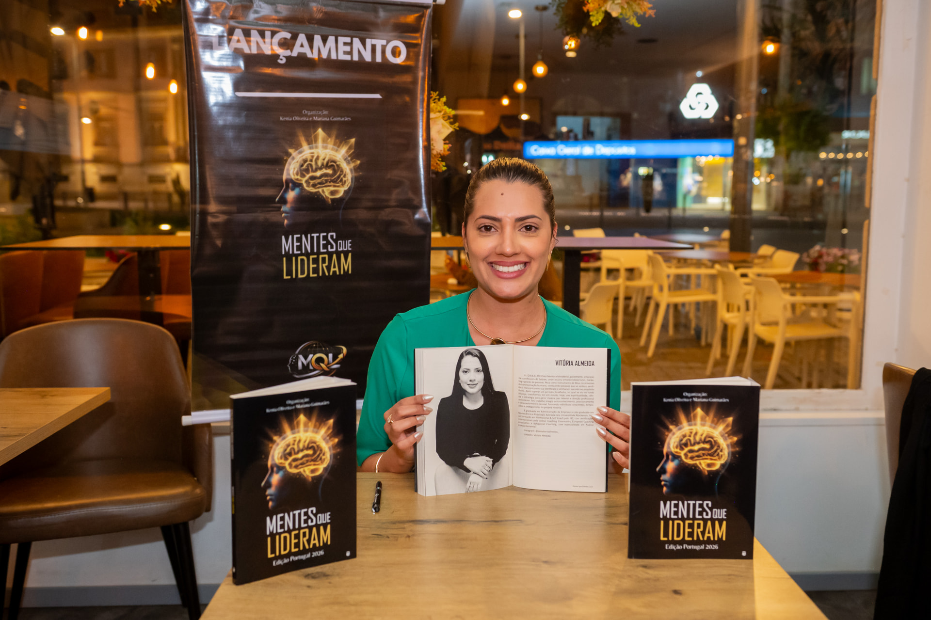 Vitória Almeida no lançamento do livro Mentes que Lideram, do qual é coautora